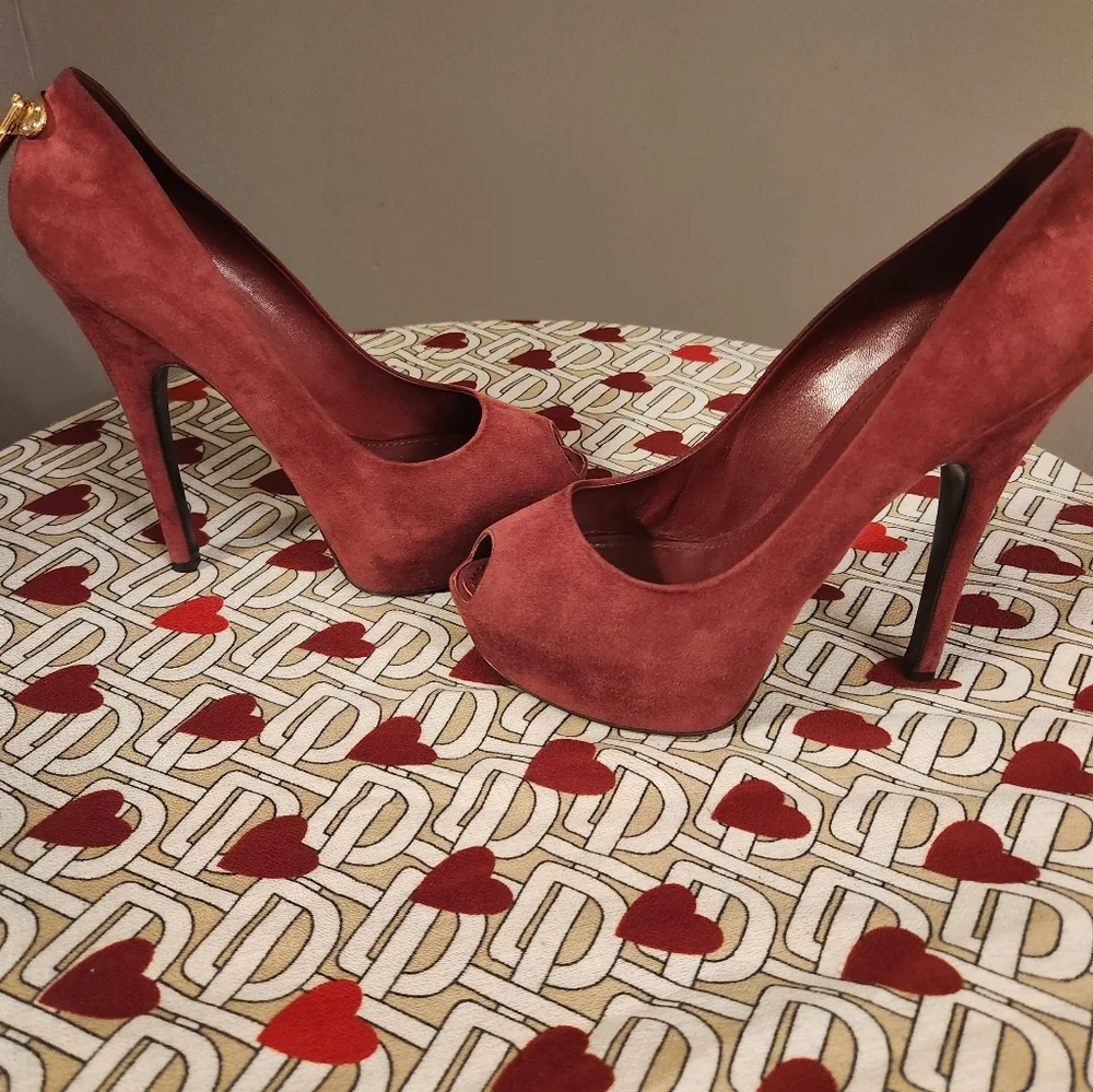 Heels - Picture 2 of 12